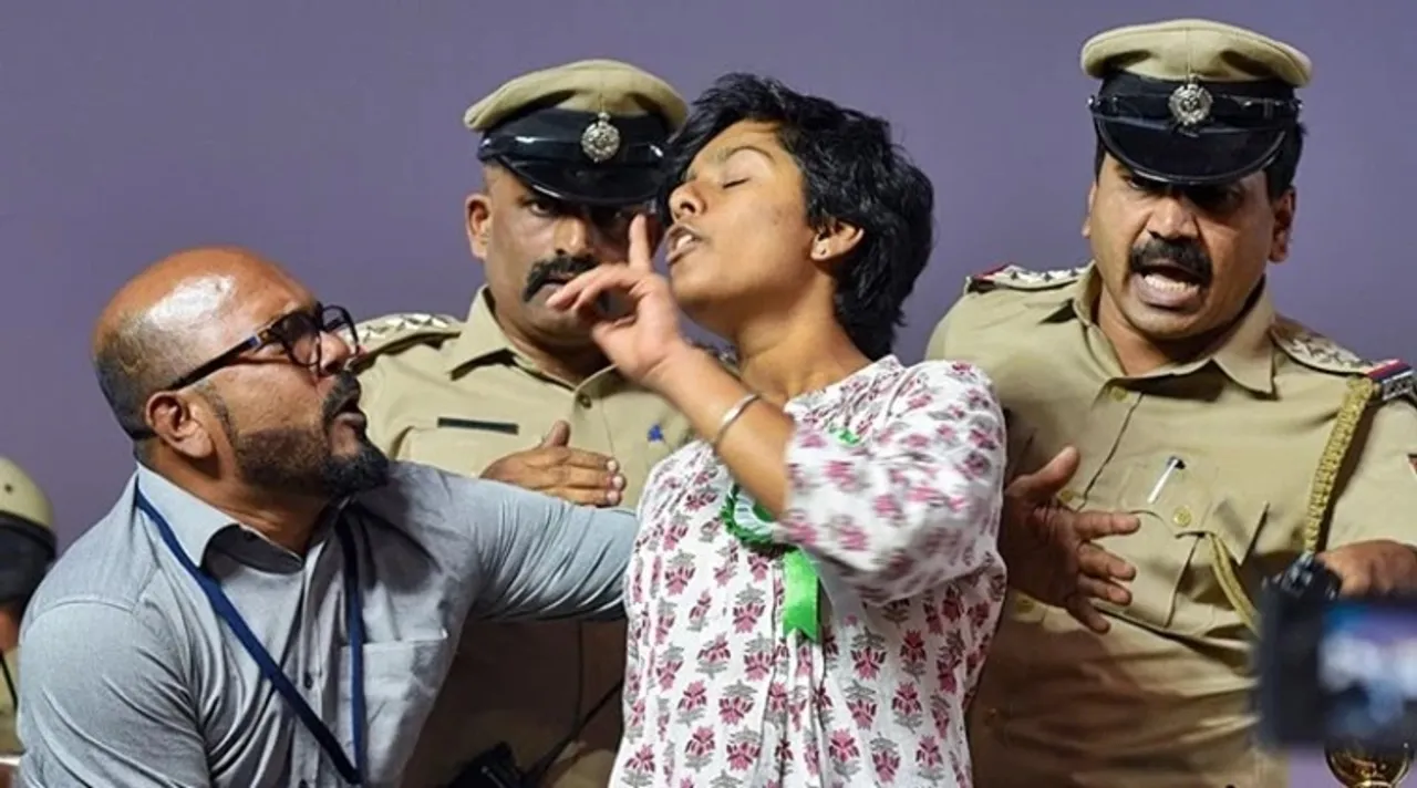 Pakistan Zindabad slogans at CAA bengaluru rally, বেঙ্গালুরুতে পাকিস্তান জিন্দাবাদ স্লোগান, সিএএ প্রতিবাদ মঞ্চে পাকিস্তান জিন্দাবাদ স্লোগান, pakistan slogans at bengaluru rally, বেঙ্গালুরুতে পাকিস্তান জিন্দাবাদ স্লোগান, pakistan slogans at Asaduddin Owaisi rally, এআইএমআইএম আসাউদ্দিন ওয়াইসি সিএএ বিক্ষোভ, Asaduddin Owaisi protests bengaluru, বেঙ্গালুরু আসাউদ্দিন ওয়াইসি সিএএ প্রতিবাদ পাকিস্তান জিন্দাবাদ স্লোগান, Amulya Leona, অমূল্য লিওনা, Amulya Leona sedition case, অমূল্য লিওনার বিরুদ্ধে দেশদ্রোহীতা মামলা, bengaluru city news