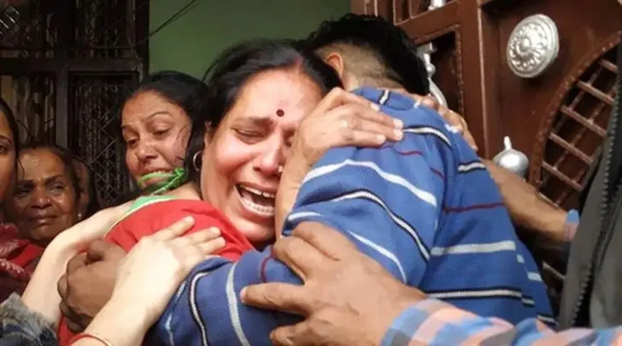 দিল্লিতে হিংসা, আইবি কর্মীর দেহ উদ্ধার, ib worker founf dead, নর্দমায় উদ্ধার আইবি কর্মীর দেহ, দিল্লি আইবি কর্মী দেহ, delhi violence, dib official dead, অঙ্কিত শর্মা, ankit sharma dead, chand bagh violence, delhi news, delhi caa protests, indian express bangla