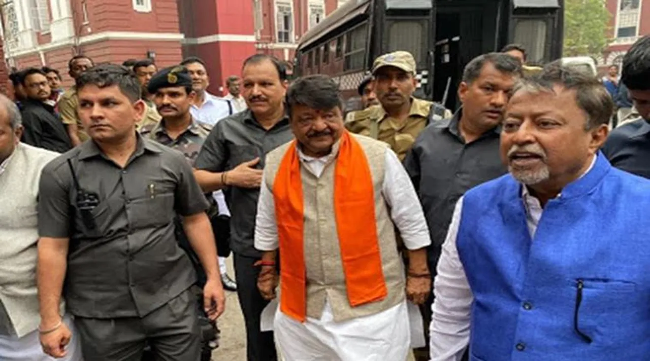 mukul roy, মুকুল রায়, মুকুলের খবর, কৈলাশ বিজয়বর্গীয়, কৈলাশ, কৈলাস, kailash vijayvargiya, মুকুল রায় আটক, কৈলাশ বিজয়বর্গীয় আটক, mukul roy detained, kailash vijayvargiya detained, bjp, abhinandan yatra, বিজেপির মিছিলে ধুন্ধুমার, টালিগঞ্জে বিজেপির অভিনন্দন যাত্রা