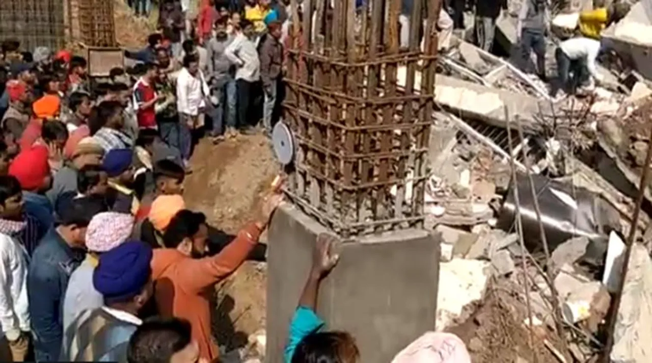 mohali building collapse, মোহালিতে বাড়ি ভেঙে পড়ল, পাঞ্জাব. মোহালি, punjab building collapse, several trapped in building collapse, মোহালিতে বহুতল ভেঙে দুর্ঘটনা, building collapse debris, পাঞ্জাবের খবর, injured in punjab building collapse, india news, indian express bangla