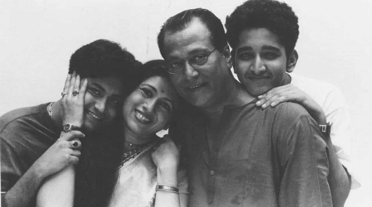 Bengali actors paying last homage to Santu Mukherjee in pictures
