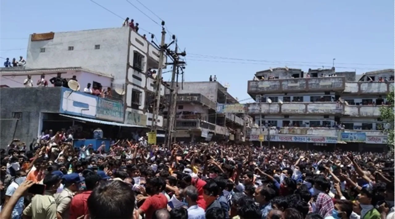 Migrant workers clash with police in Surat, পরিযায়ী শ্রমিক, সুরাতে পরিযায়ী শ্রমিকদের বিক্ষোভ, Migrant workers , পরিযায়ী শ্রমিক, পরিযায়ী শ্রমিক-পুলিশ সংঘর্ষ, Migrant workers news, Migrant workers latest news, surat, lockdown, লকডাউন