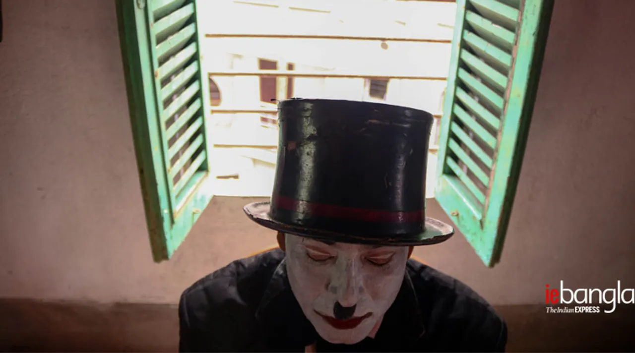 চার্লি চ্যাপলিন, charlie chaplin, জোকার, jocker, হাস্যারস, clown, ভিক্টোরিয়া মেমোরিয়াল, victoria, চিড়িয়াখানা, alipur zoo Blind singer in local train, অন্ধ মানুষ, blind singer, লোকাল ট্রেন, local train, ট্রেন, train, ট্রেন গায়ক, West bengal, পশ্চিমবঙ্গ, Covid-19, কোভিড-১৯, Covid, মহামারী, corona, করোনা, Corona pandemic, করোনা মহামারী, job, চাকরি, job 2020, চাকরি ২০২০, Singer, মিউজিক, Music, গান
