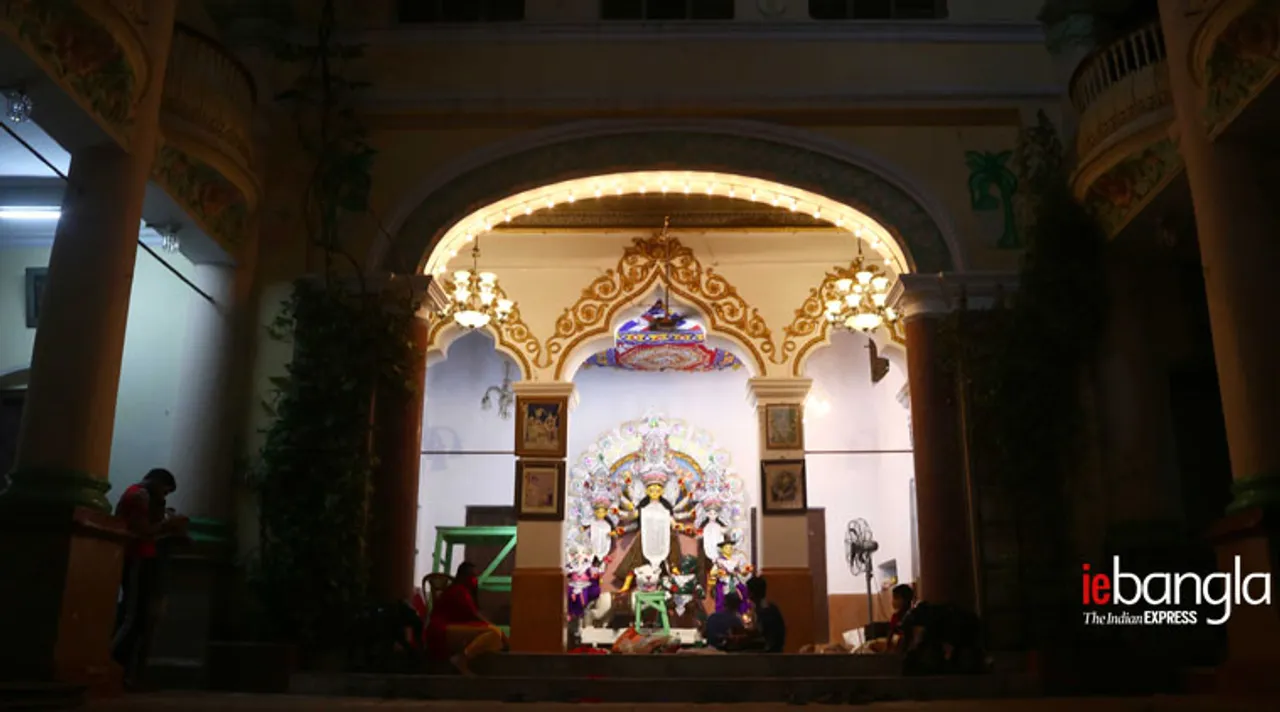 করোনা কাঁটায় বদলে গিয়েছে কলকাতার প্রাচীন পুজোর হালচিত্র