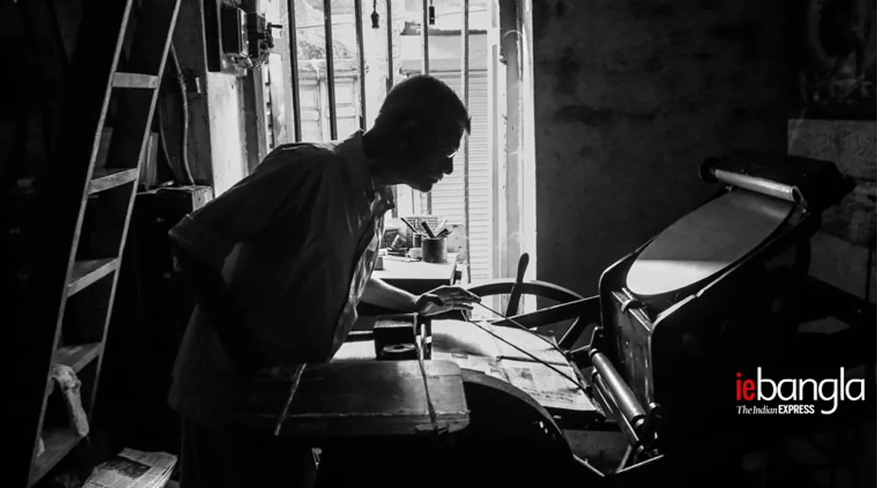 ছাপাখানা, Printing press, পুরনো কলকাতা, Old Kolkata, যজ্ঞেশ্বর মল্লিকের প্রিন্টিং প্রেস, Printing press Of Yaggaeshwar Mallick, কলেজ স্ট্রিট, college street, পুরনো ছাপাখানা, Old printing press, বন্ধ ছাপাখানা, closed printing press, করোনা, corona, corona news, Bangla Khabar, বাংলার খবর, Bangla News Live, বাংলার ব্রেকিং নিউজ, Breaking Bangla News,Bangali news, বাংলায় সর্বশেষ খবর, লেটেস্ট খবর, News in Bengali, Bengali News Today, বাংলা নিউজ, Bengali News, করোনা মহামারী, corona pandemic, Bangla Khabor, কোভিড-১৯, covid, News in Bangla, করোনা ২০২০, corona 2020, 24 Ghanta Bangla News, Bangla News, covid-19