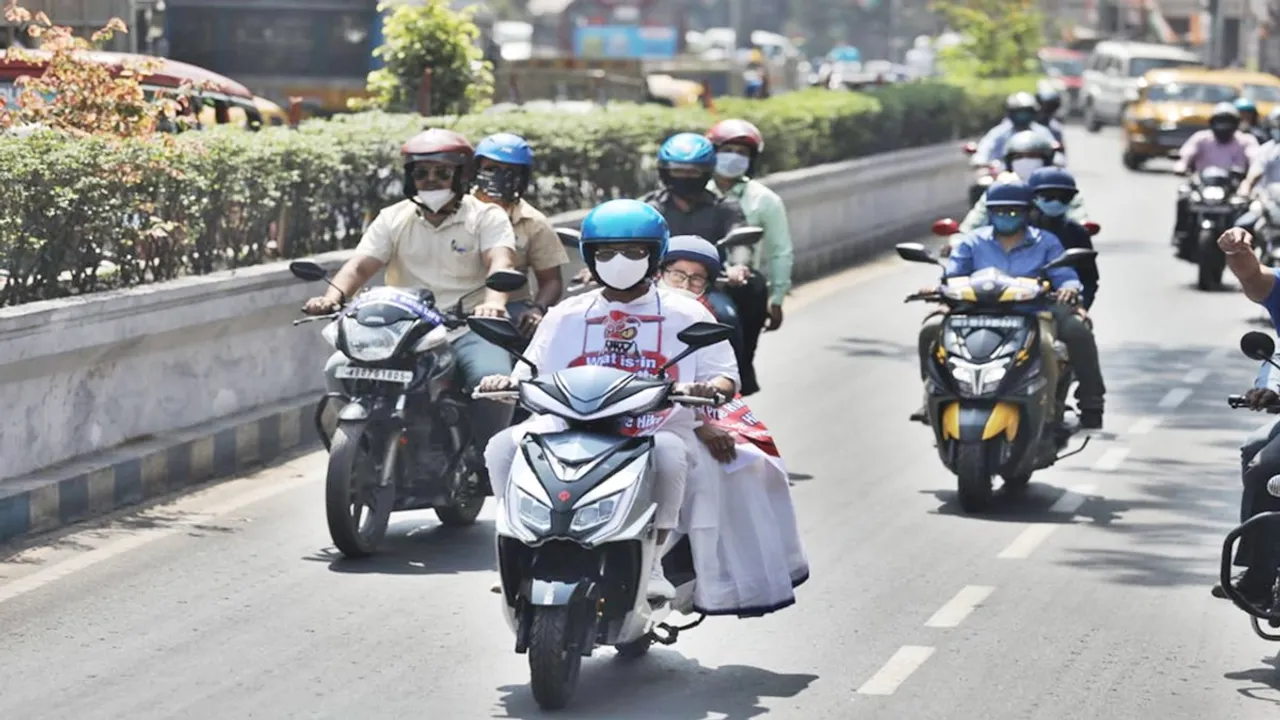 মমতা, mamata banerjee, স্কুটিতে মমতা, বাইকে মমতা