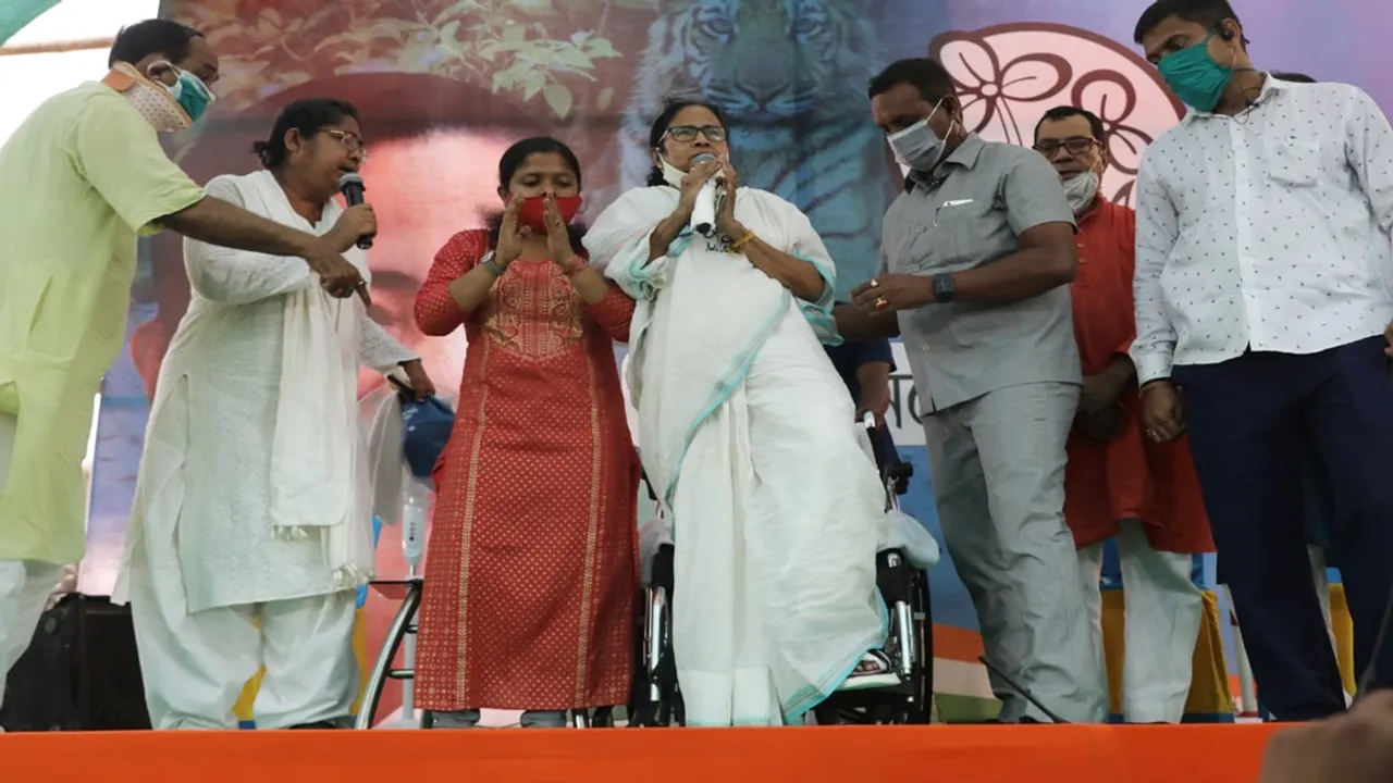 mamata banerjee stand up from wheelchair at nandigram