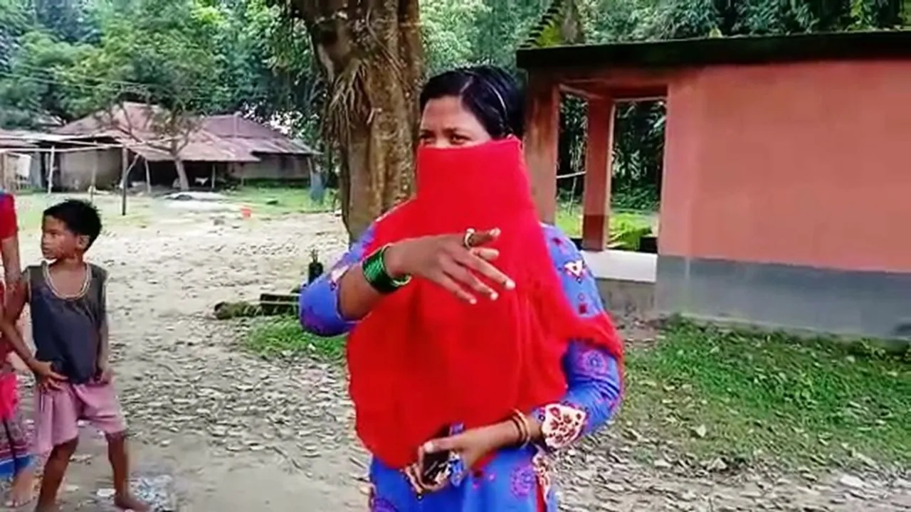 Civic women police getting dharna in front of her boyfriend’s house demanding marriage at kaliyaganj