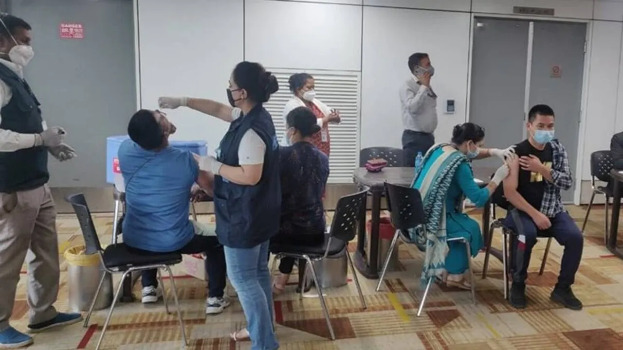 Afghan returnees are vaccinated against polio in India
