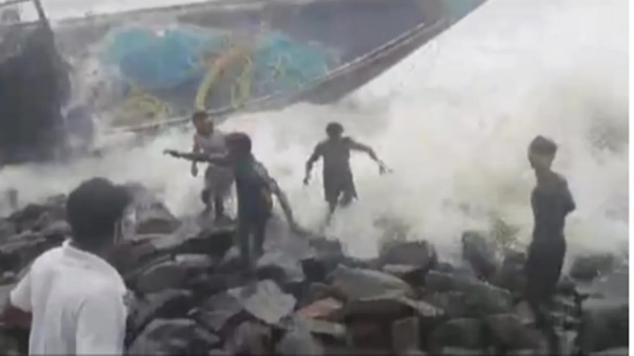 Boat capsized at digha, fisherman were rescued by civil defence