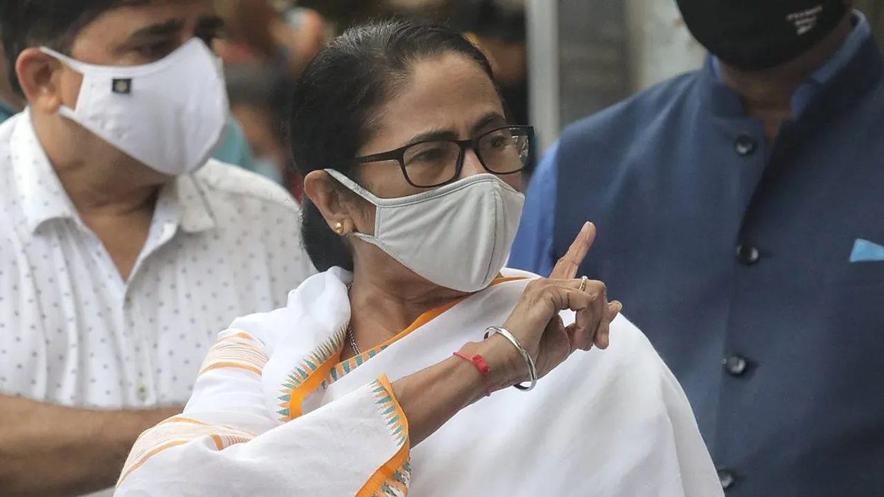 Tmc supremo Mamata Banerjee cast vote in Mitra Institution