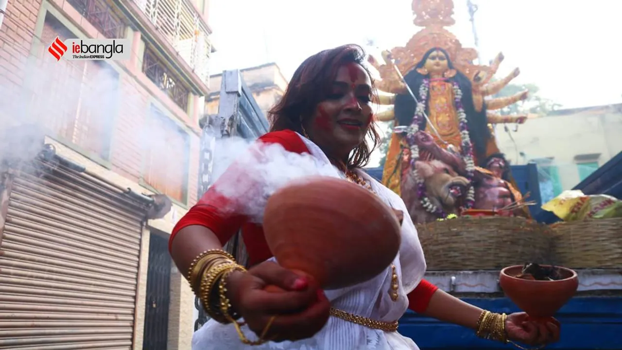 Durga Puja 2021: Women dances with Dhunuchi