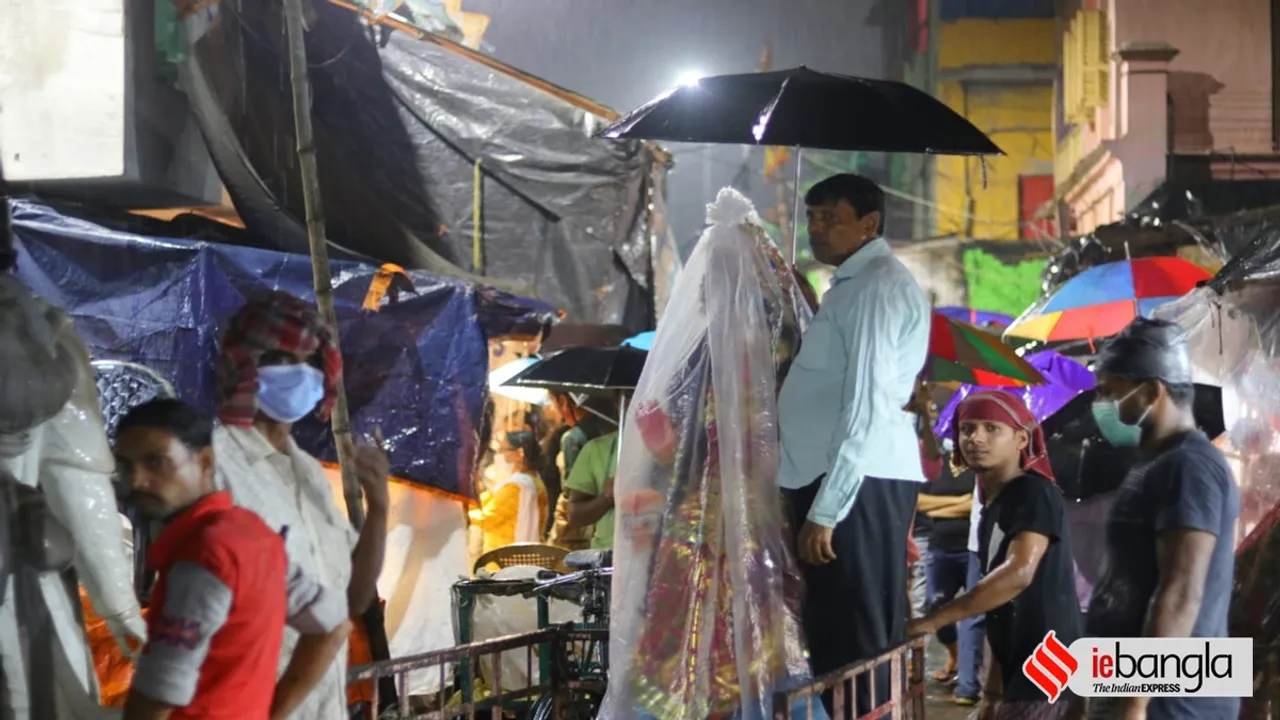 Lakshmi idol has to be taken pandals and homes from Kumartuli in packet for rain