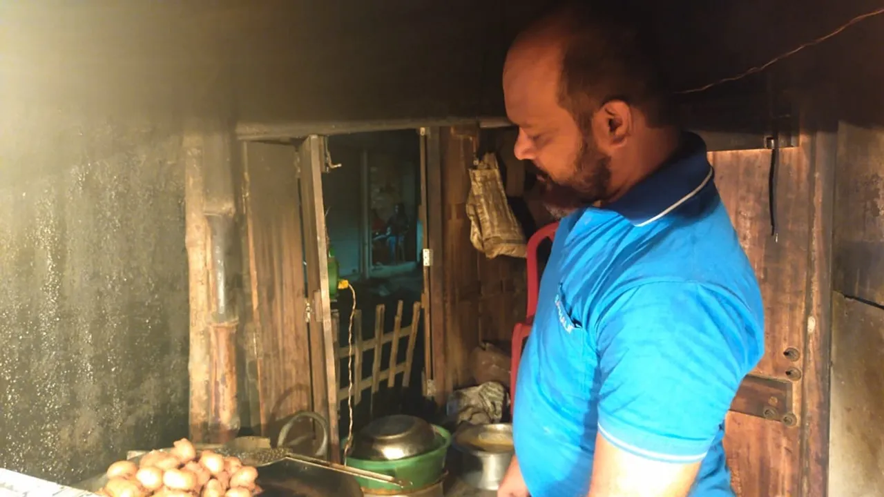 Former athlit konnagars resident Gopal sarkar now beame a chop seller