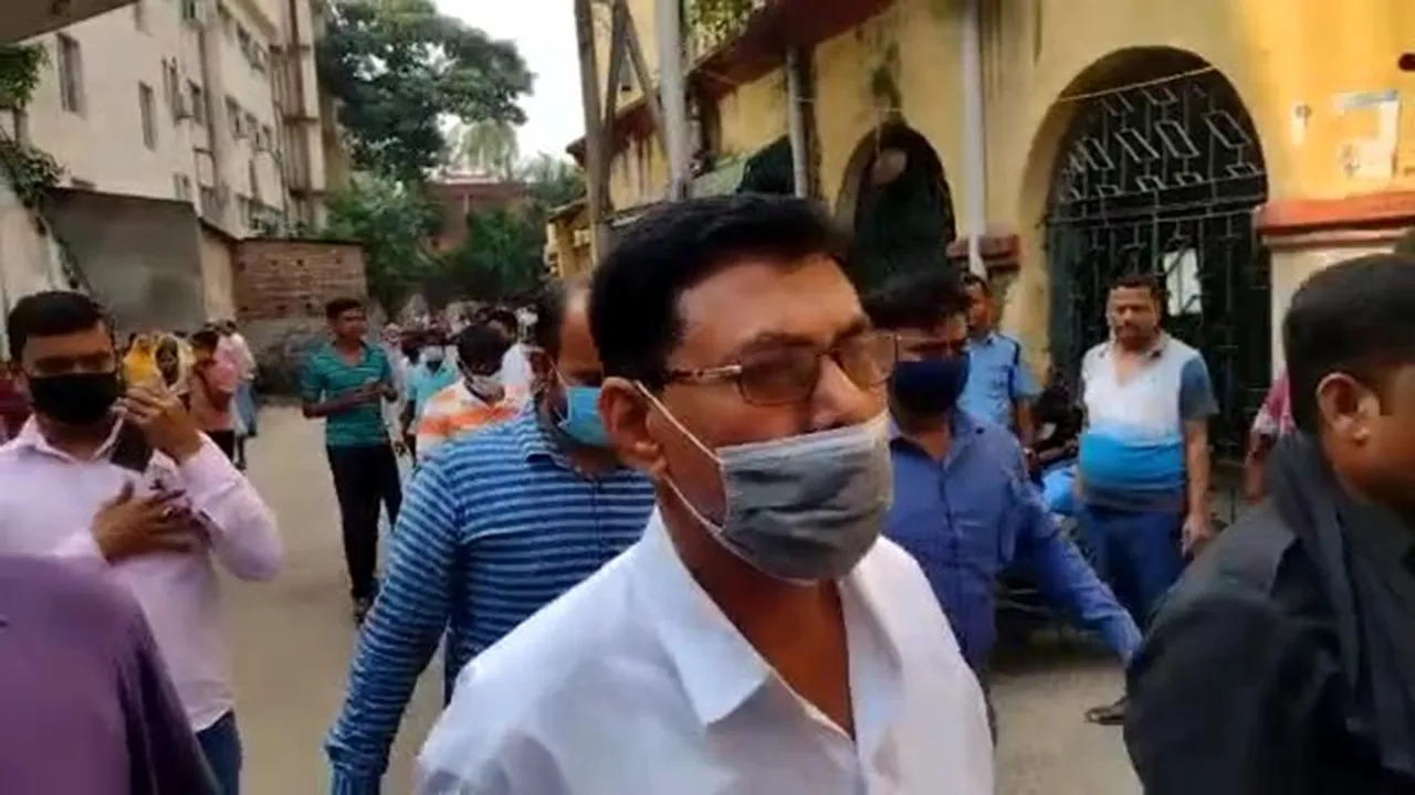 Englishbazar ward co-ordinator arrested, he is accused in beaten a tribal teacher