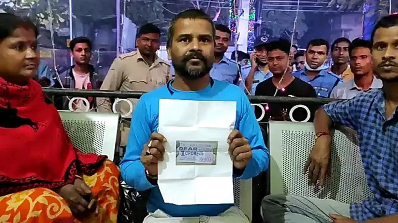 Maldah Harishchandrapurs Youth get rupees One crore in lottary