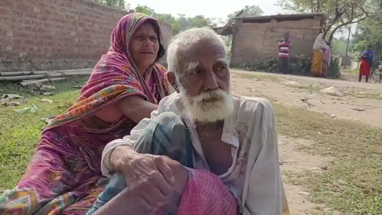Helpless elderly couple forced to leave their land in Harishchandrapur of Malda due to land mafia oppression
