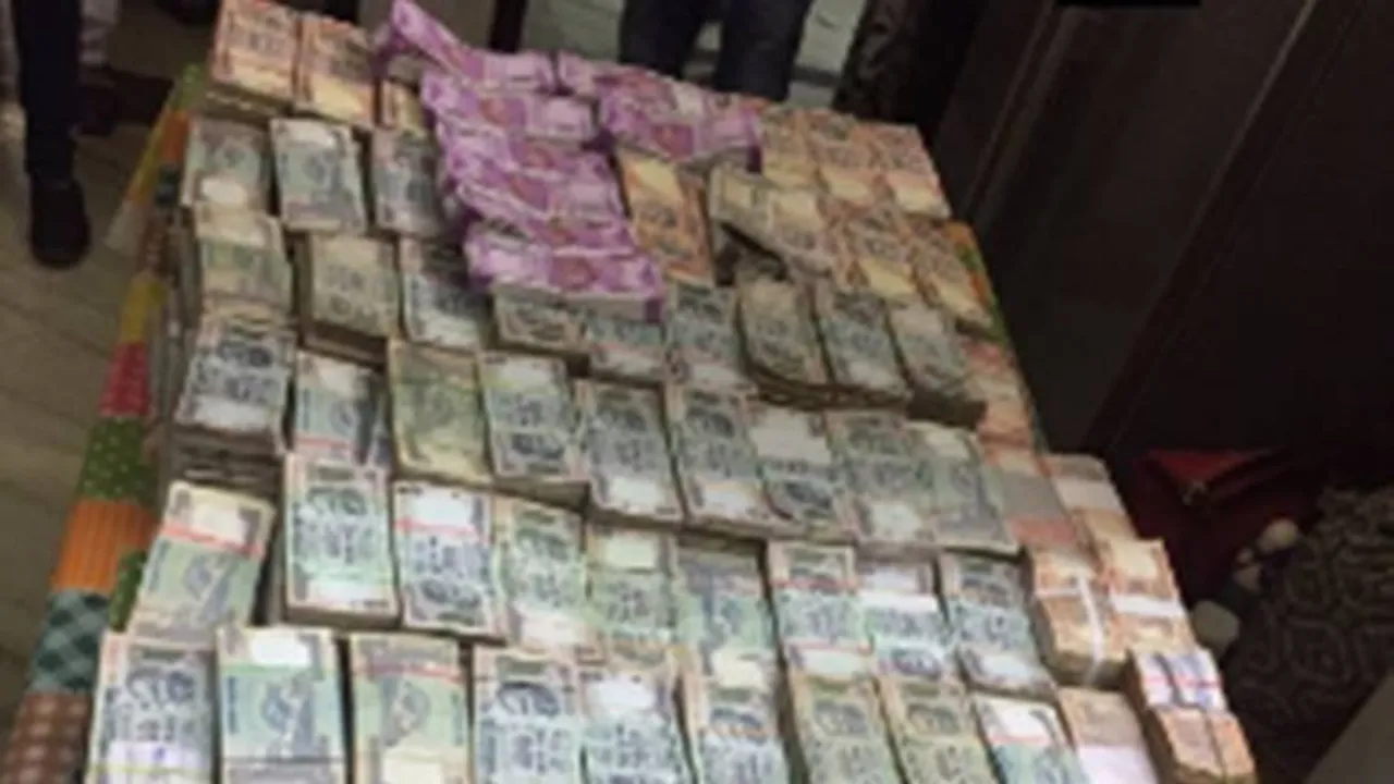 one crore rupees recovered from kolkata ahead of kmc election 2021
