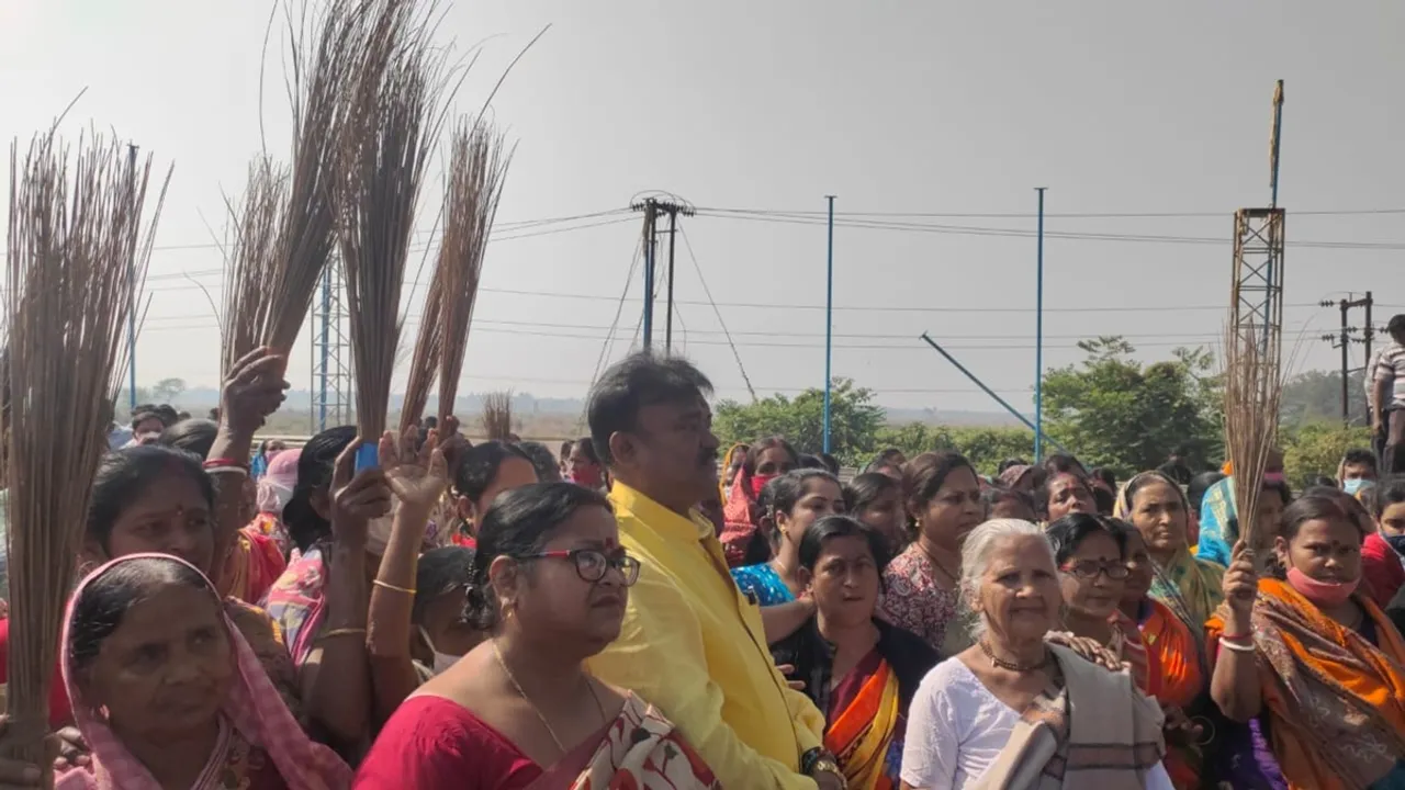 Trinamool 'cleans' BJP's dharna site in Singur by spreading dung-water and hanging lemon-chilli