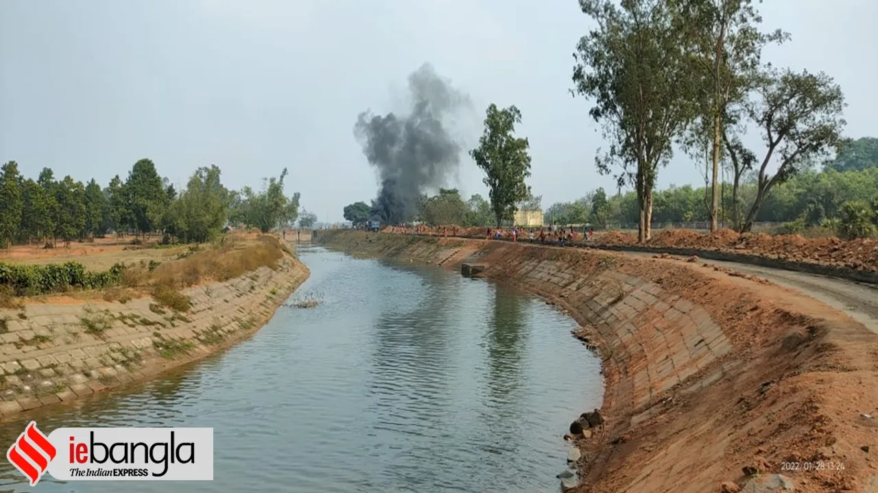 locals clash with police at birbhum noapara over coal theft issue