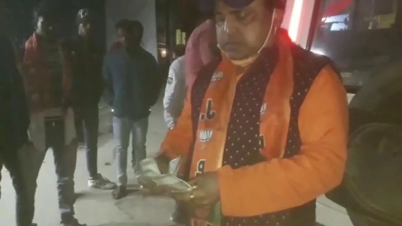 bjp candidate using money in civic polls at mald engrejbazar TMC allegations