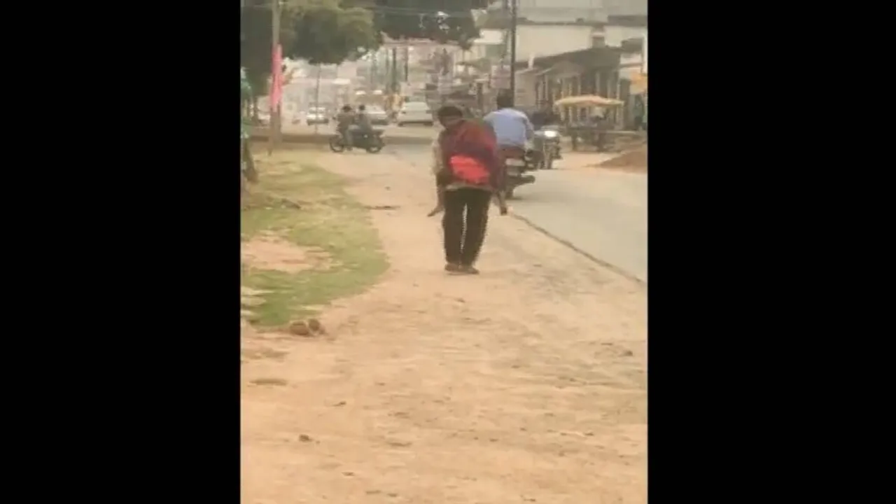 man carries daughters body on shoulders for 10 km to reach home in chhattisgarh