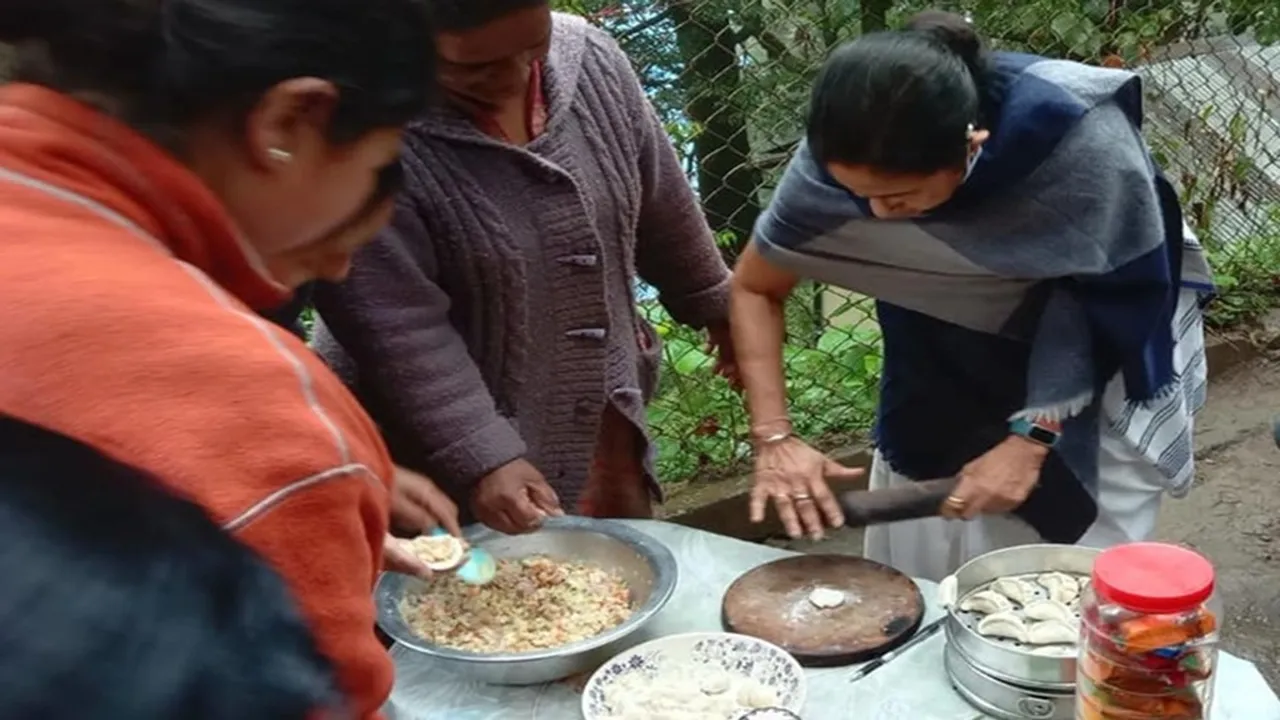 mamata banerjee made momo in darjeeling