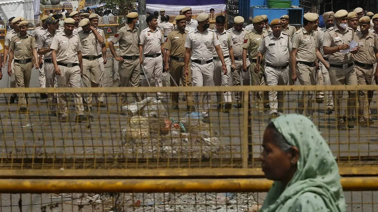 delhi police stopped tmc fact finding team at jahangirpuri