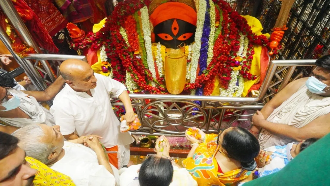 mamata banerjee offers prayer at kali ghat temple after tmcs two bypoll win