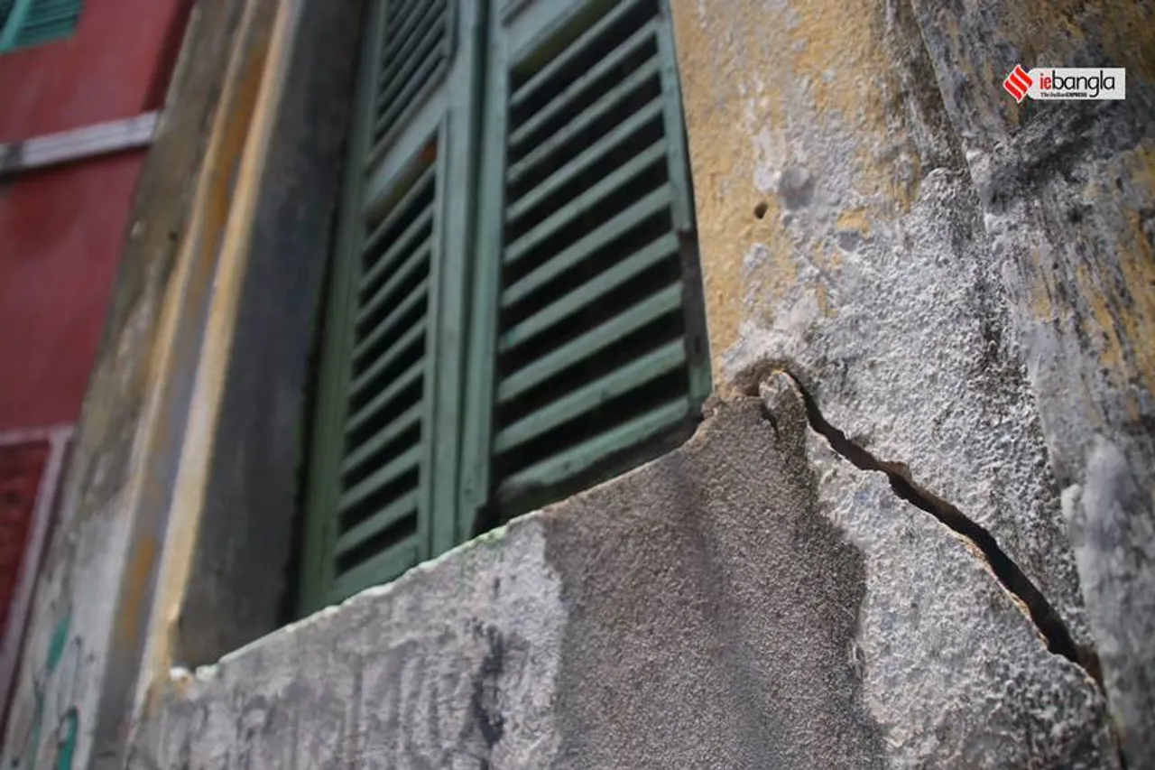 kolkata bowbazar house crack due to metro work updates