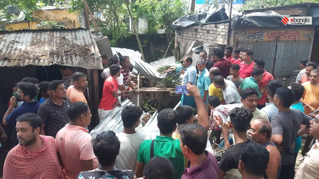 Locals blocked Jessore road over 2 people's death as tree fell down
