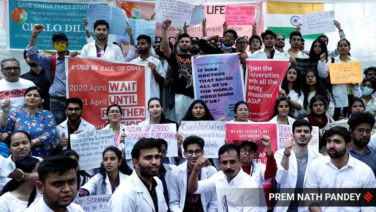 Medical students of Chinese universities hold protest,