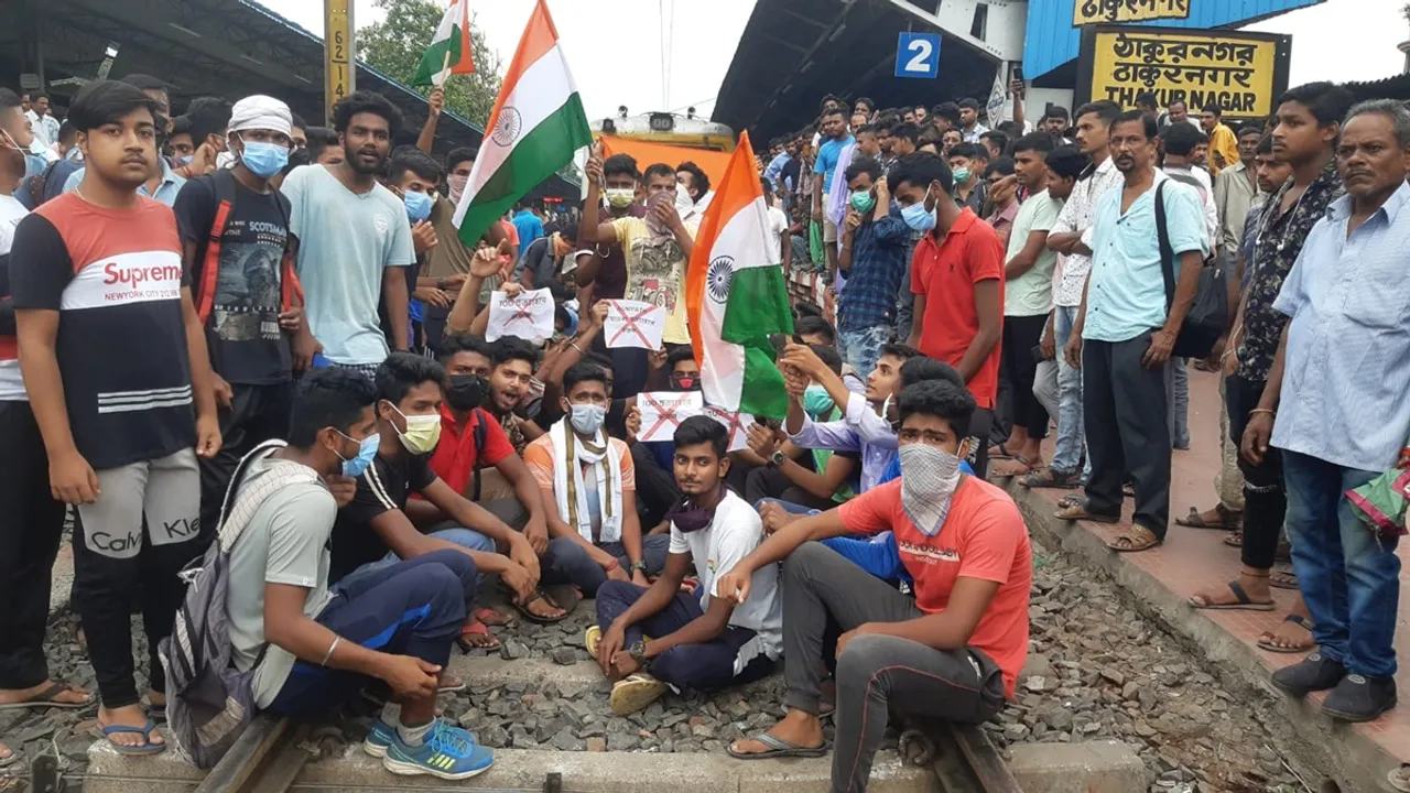 Rail block at thakurnagar demanding withdrawn of agnipath project
