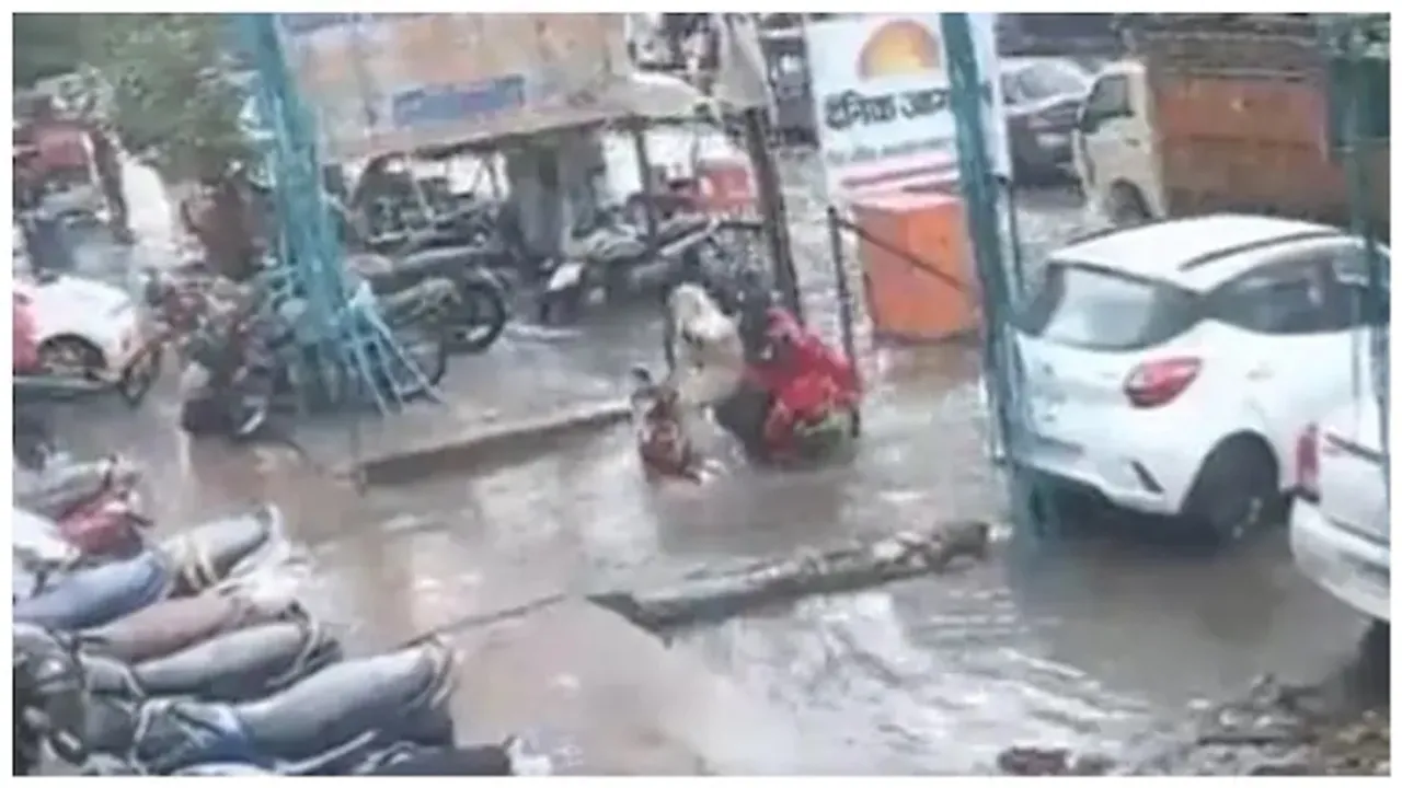 Uttar Pradesh, Manhole, viral video