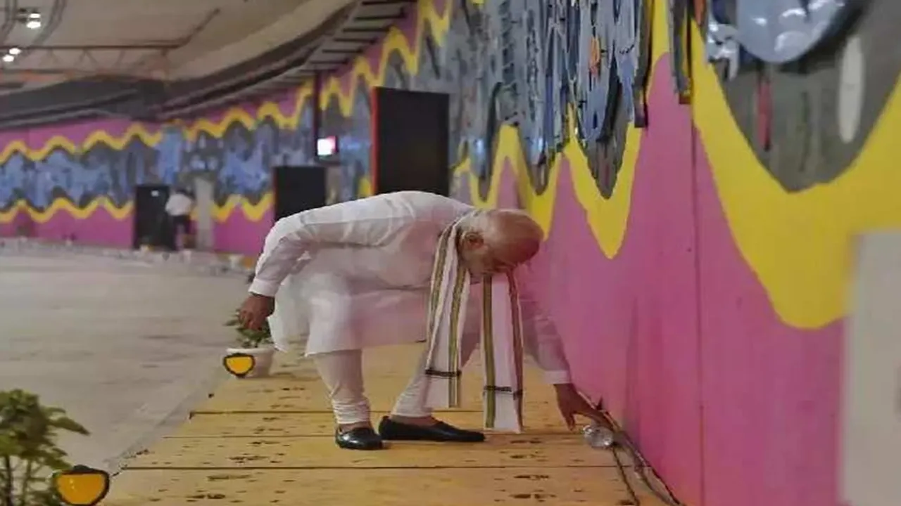 Narendra Modi, Modi Pragati Maiden tunnel, Pragati Maiden tunnel inauguration, Modi picking up litter, Modi picks up litter, India news