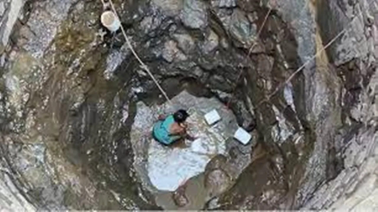ndian Woman Risking Life For Water https://www.thehansindia.com/offbeat/watch-the-trending-video-of-showing-indian-woman-risking-life-for-water-746604