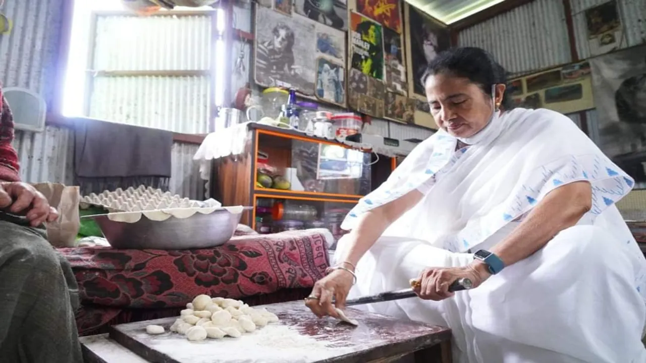 Cm Mamata Banerjee makes Momo at Darjeeling