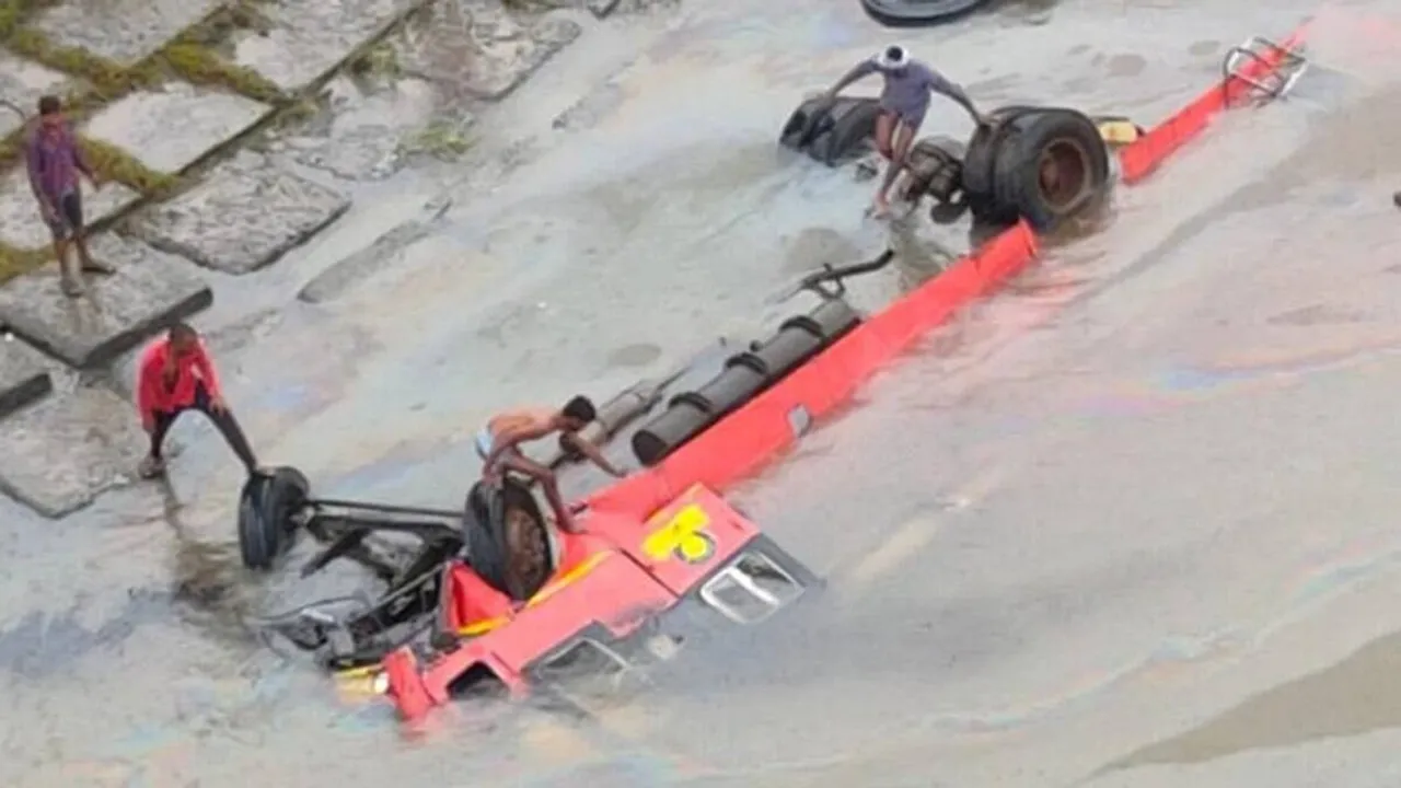 Madhya Pradesh bus accident, Narmada River bus accident, MP bus accident killed, Maharashtra bus accident, Indore bus accident, bus accident Indian Express news, MP bus accident Indian Express news, Maharashtra bus accident Indian Express news, Shivraj Chauhan news Indian Express