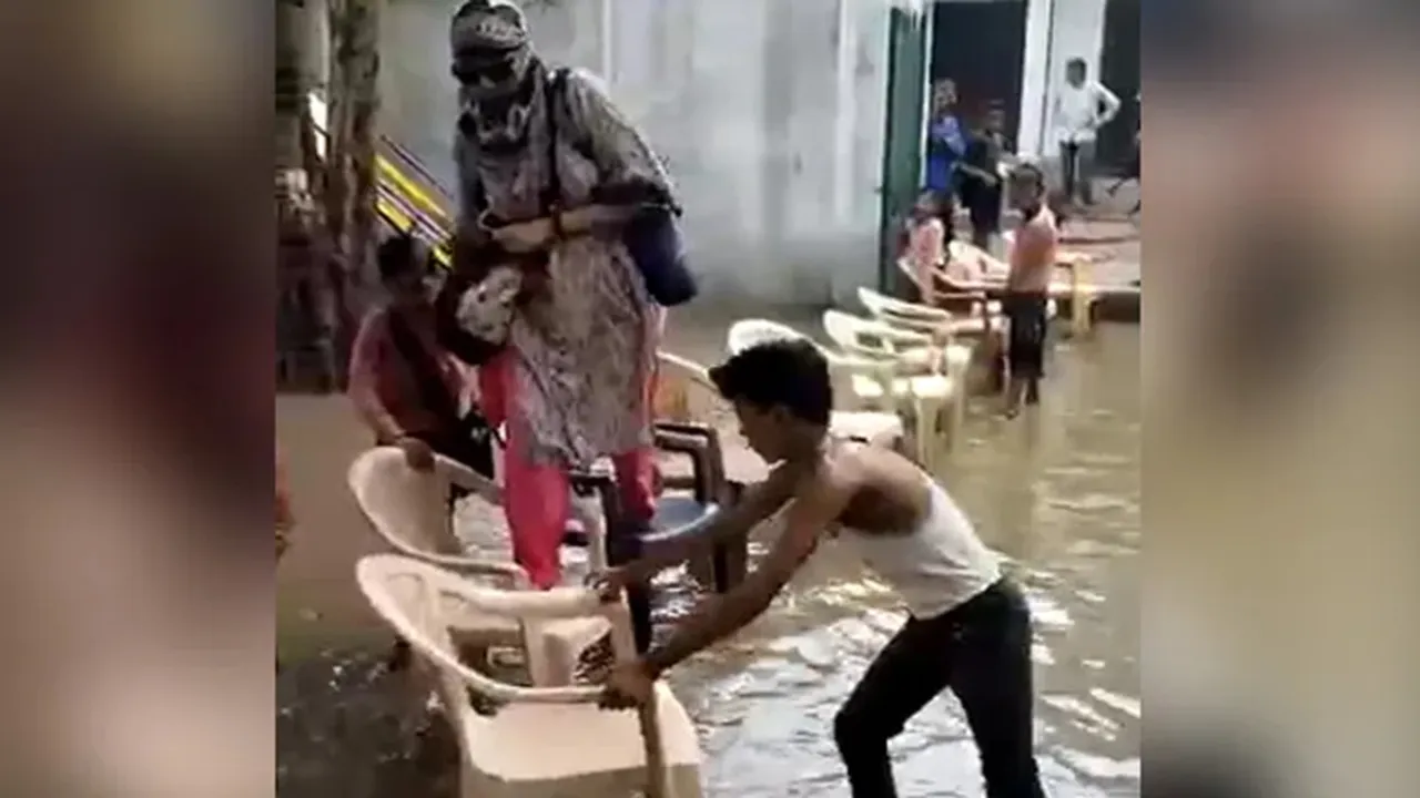 Students help teacher to enter the school, Madhya Pradesh Teacher enter school in rainfall, school flooded in Madhya Pradesh, Madhya Pradesh rain">