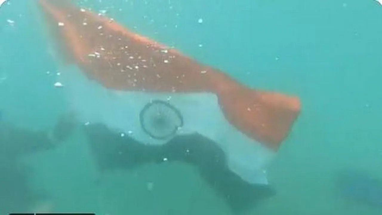 Har Ghar Tiranga Campaign, Har Ghar Tiranga, indian coast guard, indian flag, indian flag under sea, হর ঘর তেরঙ্গা, জলের তলায় দেশের পতাকা