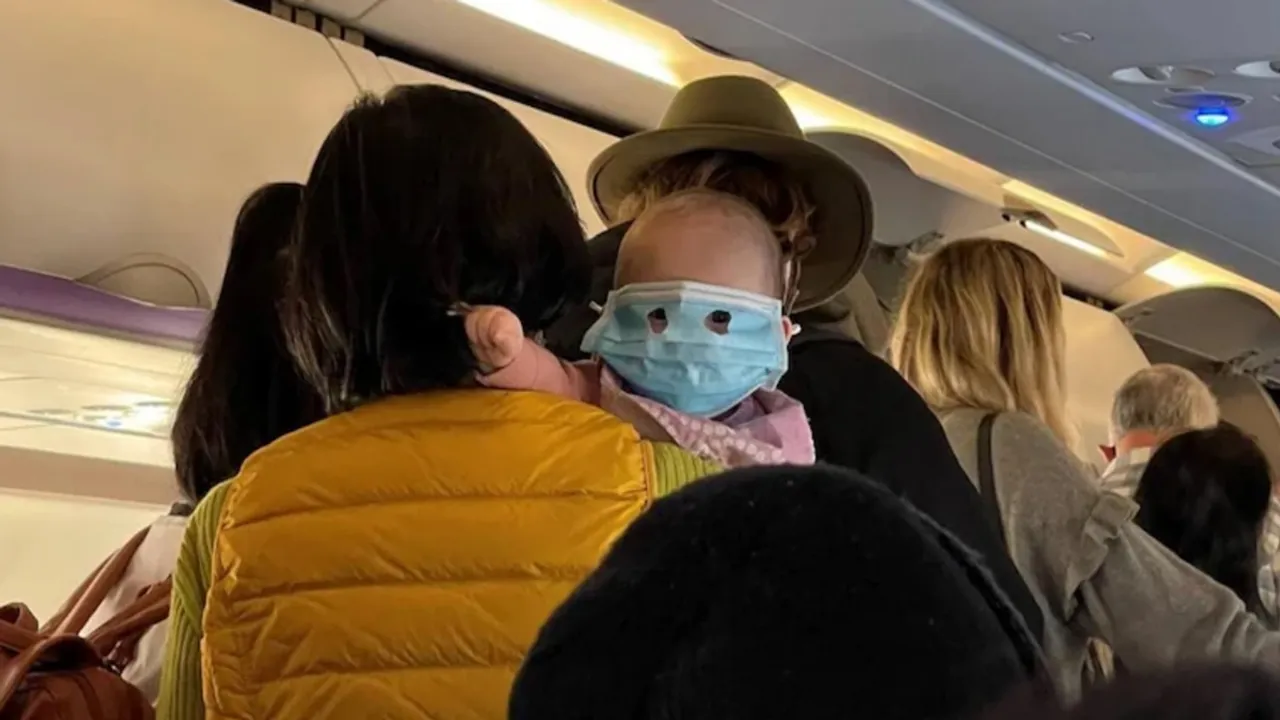 baby,baby pic,baby mask,baby mask flight,baby viral,viral news,viral pic,COVID-19,Face mask,Flight,Mask,New Zealand