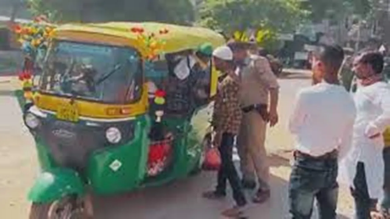 Fatehpur,uttar pradesh,UP Police,Autorickshaw,overcrowded autorickshaw,Viral video,Auto,Overload,27 people