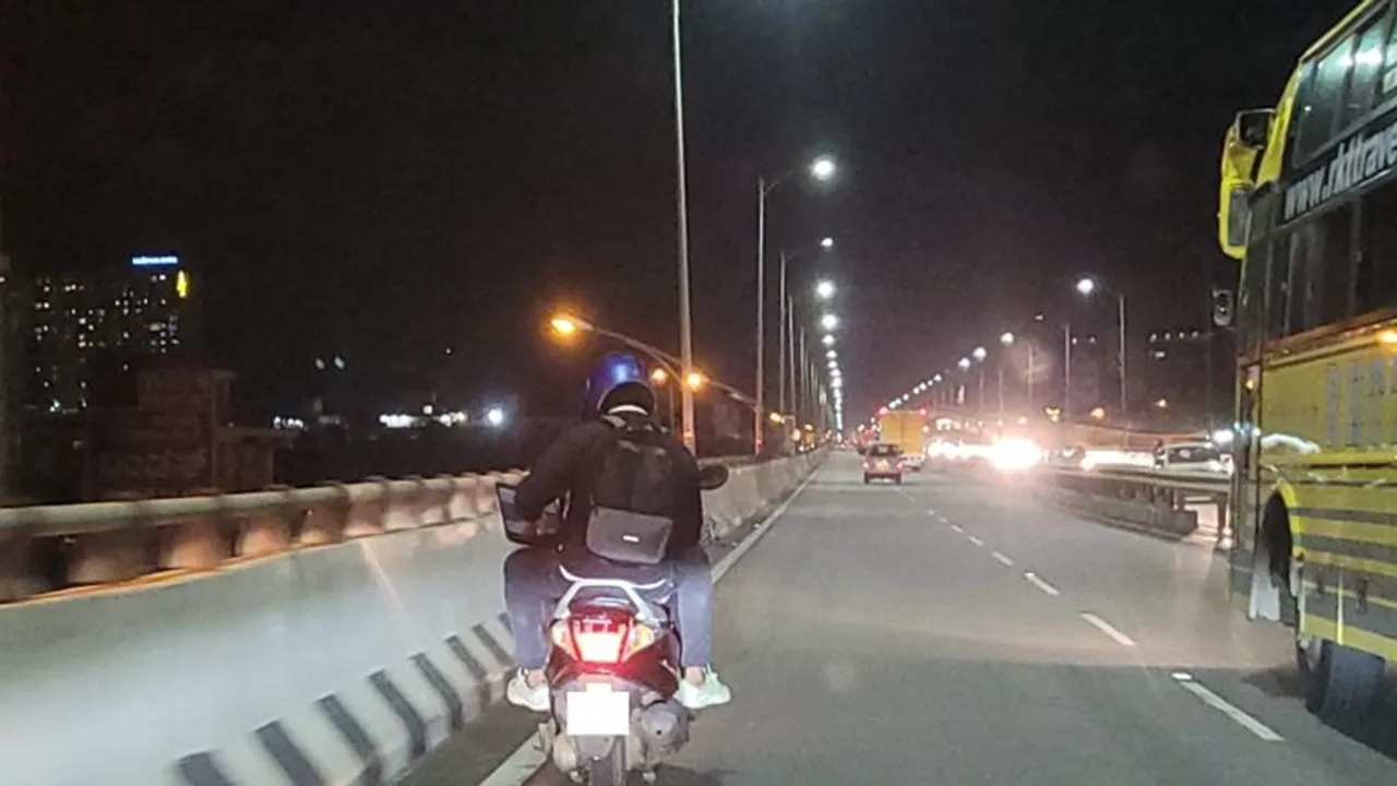 Bengaluru, Viral Post, Highway, Flyover, Work Pressure, Working on laptop, work pressure, LinkedIn, Work Culture,Bengaluru, Viral post, Highway, Flyover