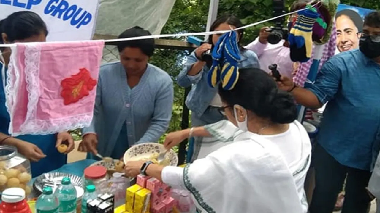 mamata banerjee phuchka derjeeling , মমতা ফুচকা দার্জিলিং