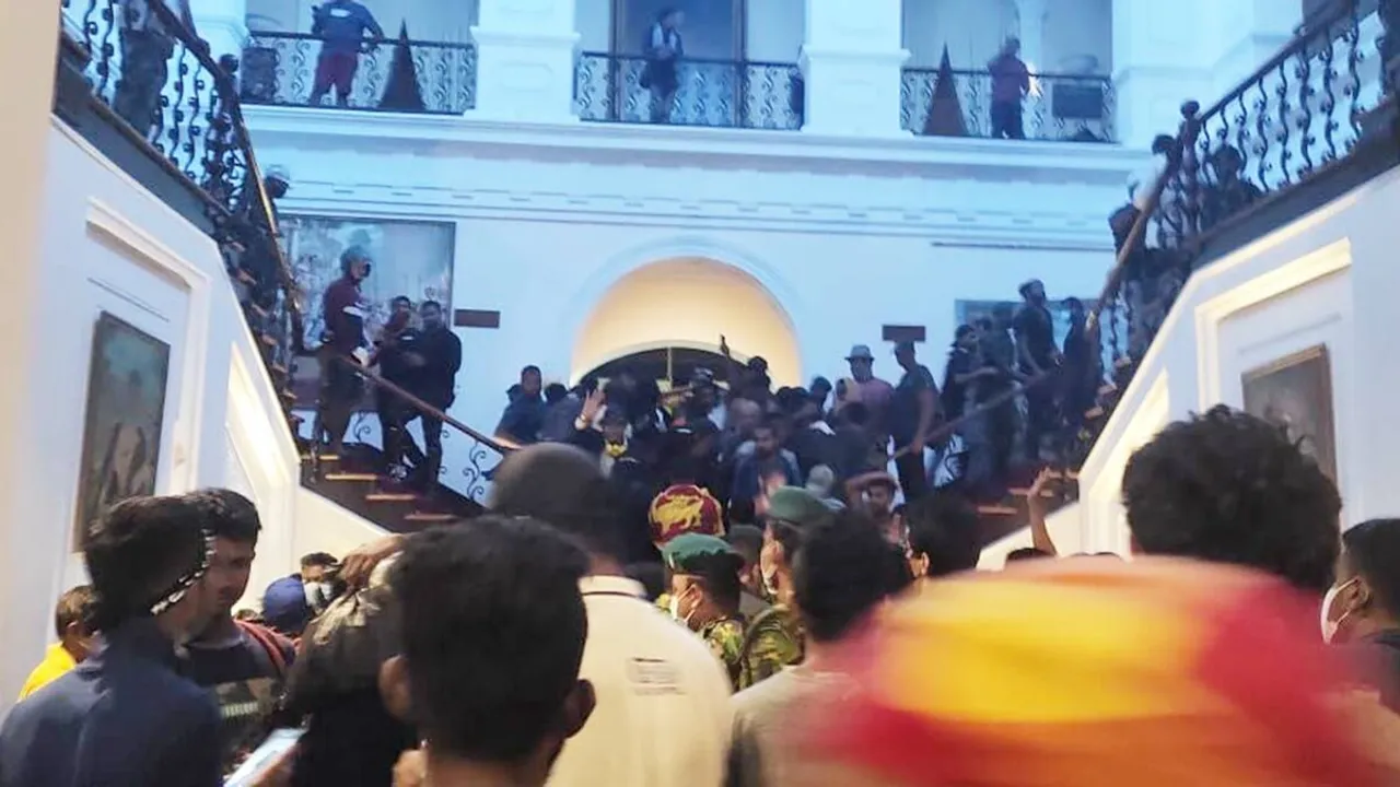 Protesters storm Sri Lankan President Gotabaya Rajapaksas residence, কলম্বোয় ধুন্ধুমার, শ্রীলঙ্কা প্রেসিডেন্টেরের বাসভবনে হামলা, জখম ৭