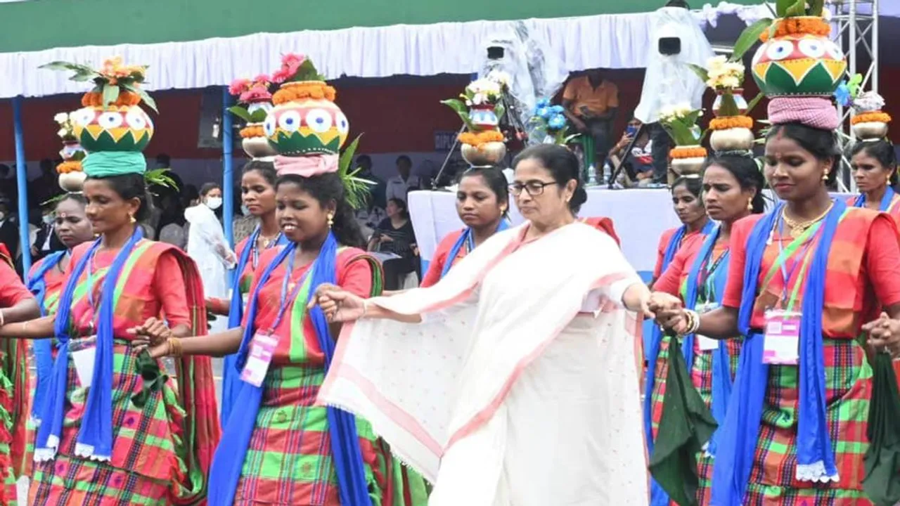 Mamata Banerjee dances with Tribal women dancer in Independence Day parade