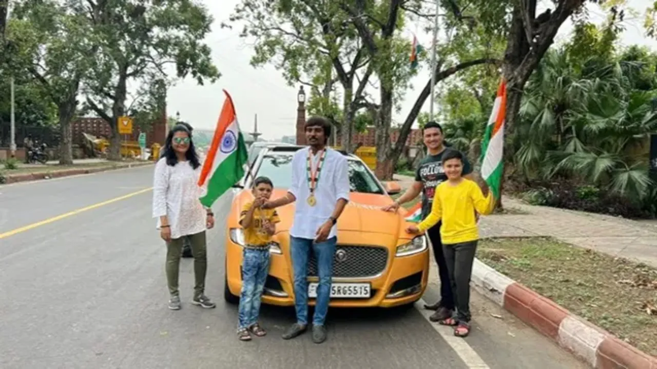 "Har ghar tiranga, Azadi Ka Amrit Mahotsav, Surat-Delhi awareness drive, Tricolour distribution