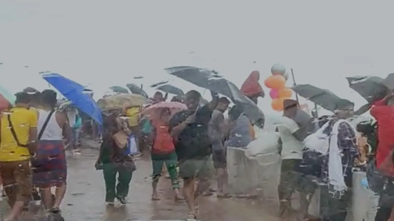 due to bad weather in digha tourists are not able to go into sea