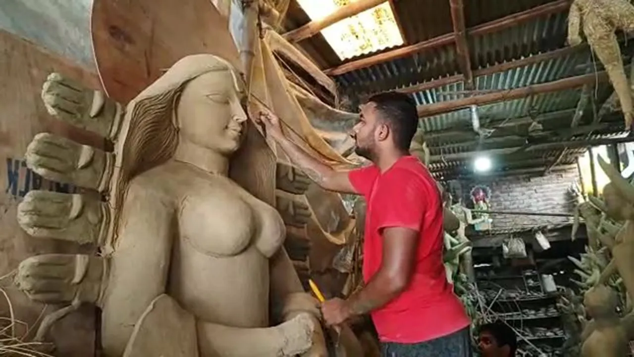 Maldahas koushik paul is making durga idol