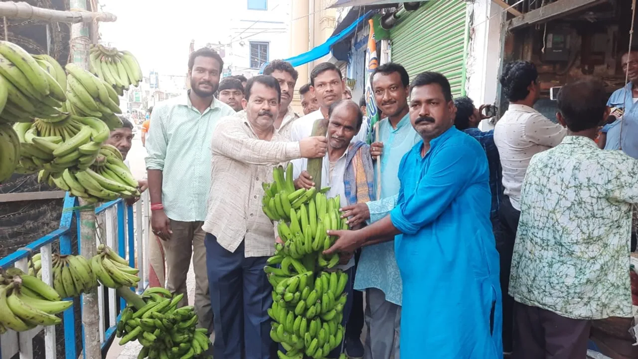 theft by left activists tmc help with banana to old sellers at burdwan
